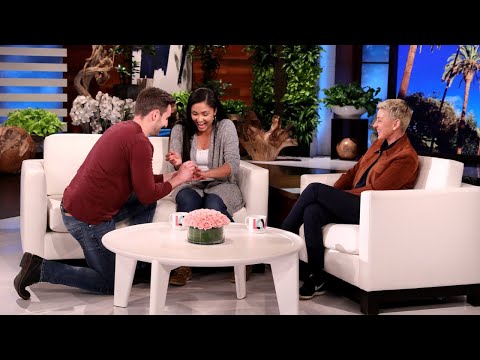 ファンがショーで憧れの彼女にプロポーズ！？ (Fan Gives Girlfriend Proposal of Her Dreams on the Show!)