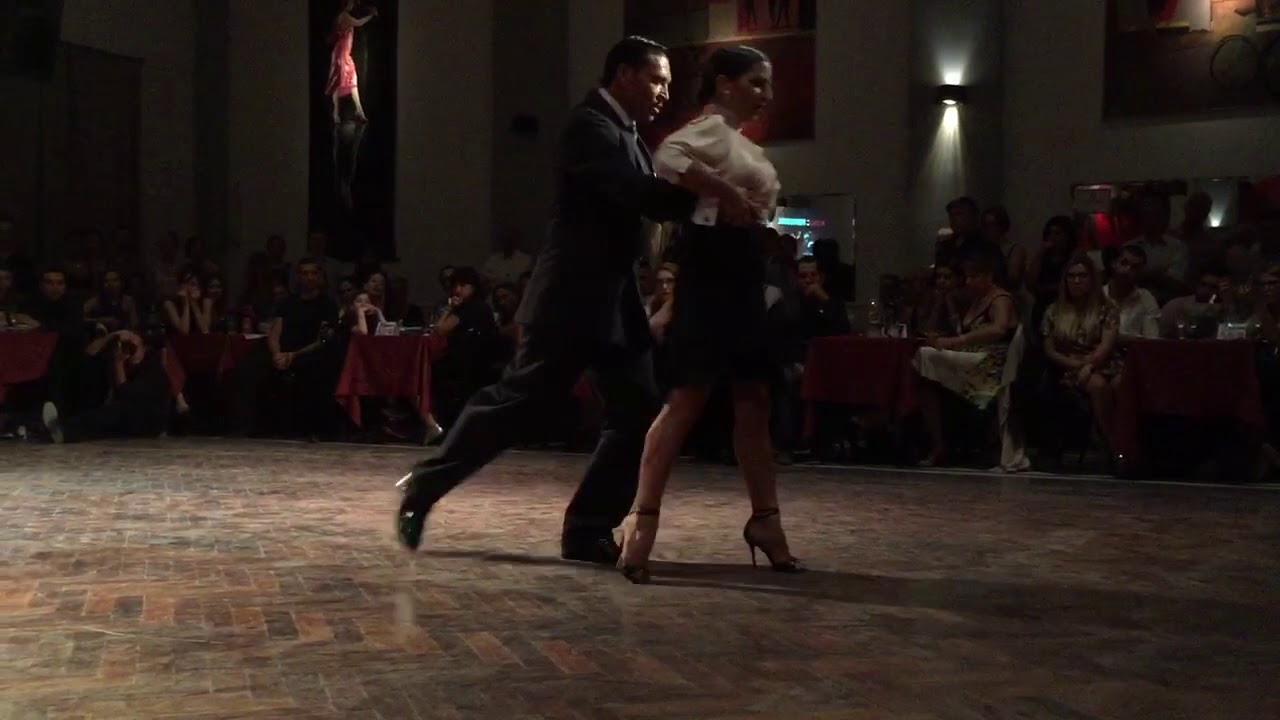 Alvaro Salas y  Julieta Cappiello bailan un Tango "La Cumparsita"