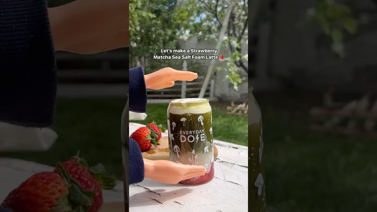 This is HANDS DOWN the perfect way to make a Strawberry Matcha Sea Salt Foam Latte 😍🍓🍵