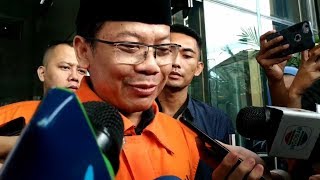 Ekspresi Tak Bersalah Taufik Kurniawan saat Diborgol KPK