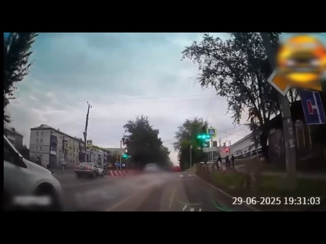 В Иркутске привлечён к ответственности водитель, который сбил ограждение и съехал в котлован