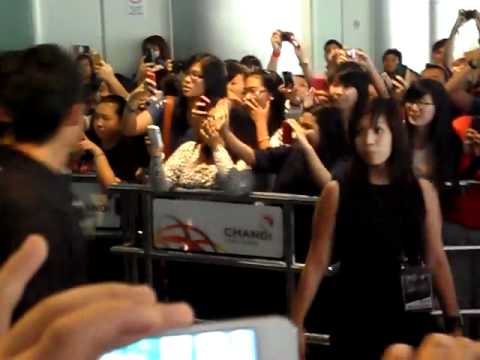 111203 HoMin Arrival at Singapore Changi Airport (2)