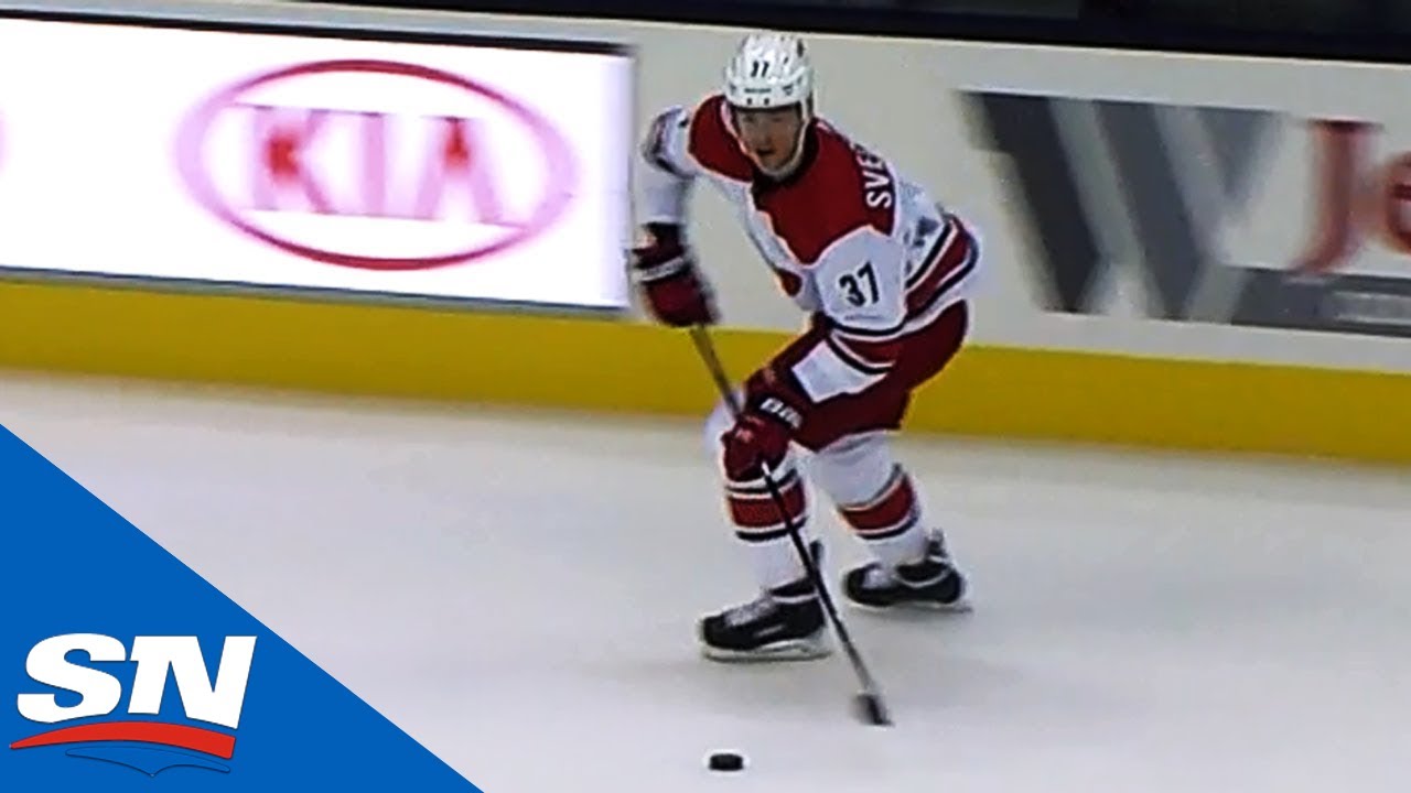 Andrei Svechnikov obtient son premier point...