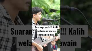 Download lagu DI LIRIKIN ORANG ?? PENGAMEN INI BAWAIN LAGU KALIH WELASKU | ANANE MUNG TRESNO mp3
