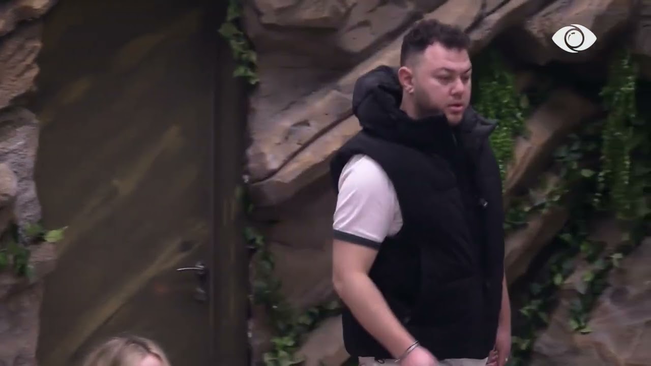 O artiste/ Vijon debati mes Selin dhe Livias: Minimumi i artistes duhet të ketë edukatën