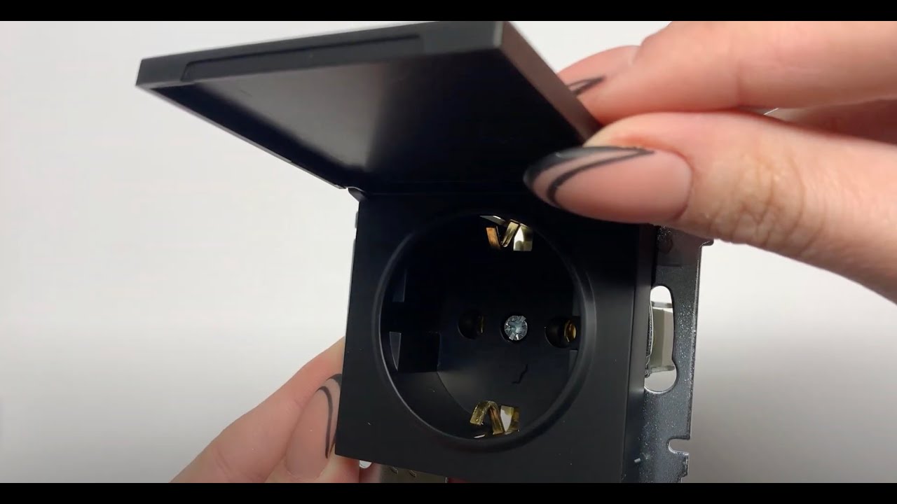 Розетка одинарная с/з с крышкой LEZARD Vesna черная 742-4288-123B