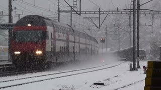 preview picture of video 'Züge im Schnee-Treni nella neve-trains in the snow'