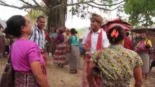 preview picture of video 'MOTOTRIP.ASIA - Timor: Oslava Pesta ve vsi Tamkesi'