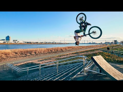 Tomomi a jeho neskutečné kousky ve městě