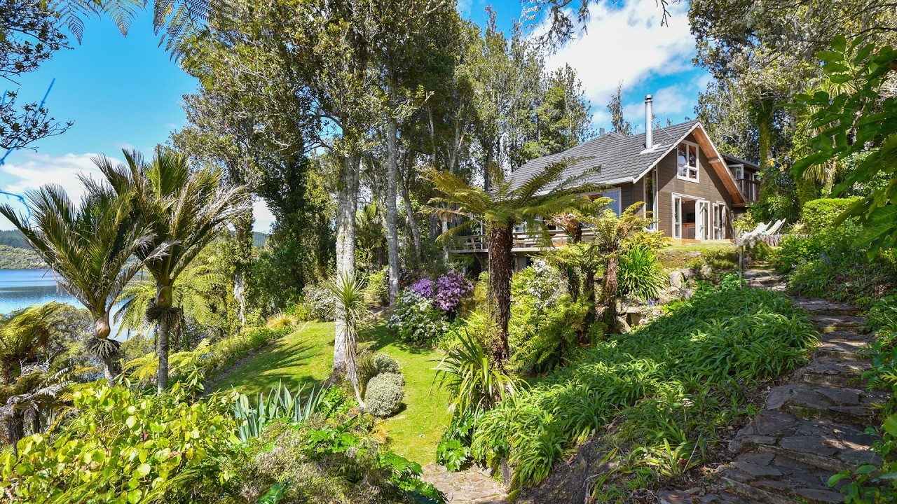 A Hidden Retreat on Lake Rotoiti
