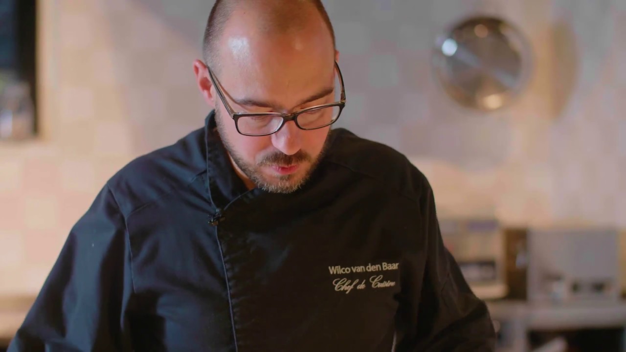 Chef Wilco van den Baar aan de slag met de pastei van Jos Poell