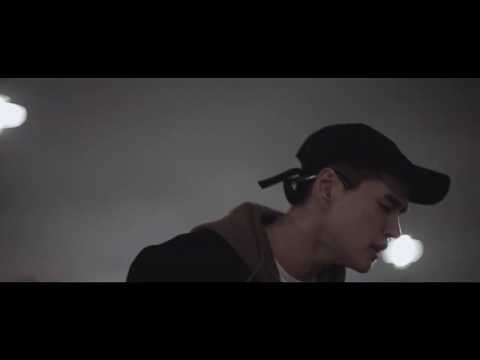 DEAN - Half Moon (Live w/ Eng Sub)