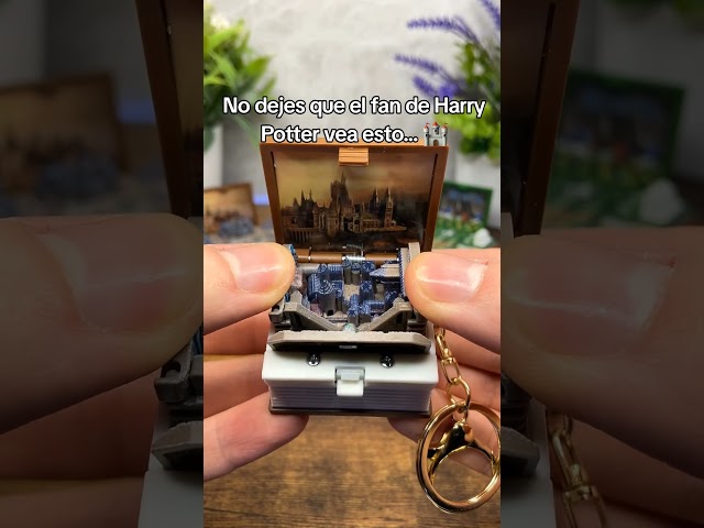 Vídeo relacionado con HYZMSZA Juego de 10 Llaveros de Anime, Juego de llaveros de Acrílico, Coleccionable Llavero Idea de Regalo para Movies Fans