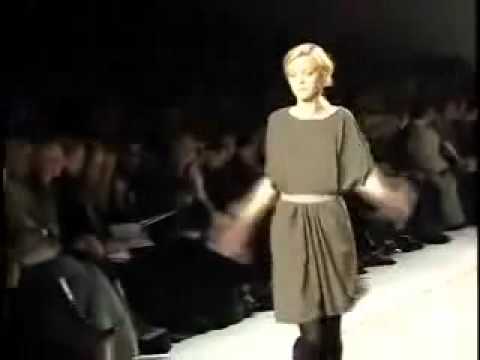 Jessica Stam falling on the Chloe runway in 2006