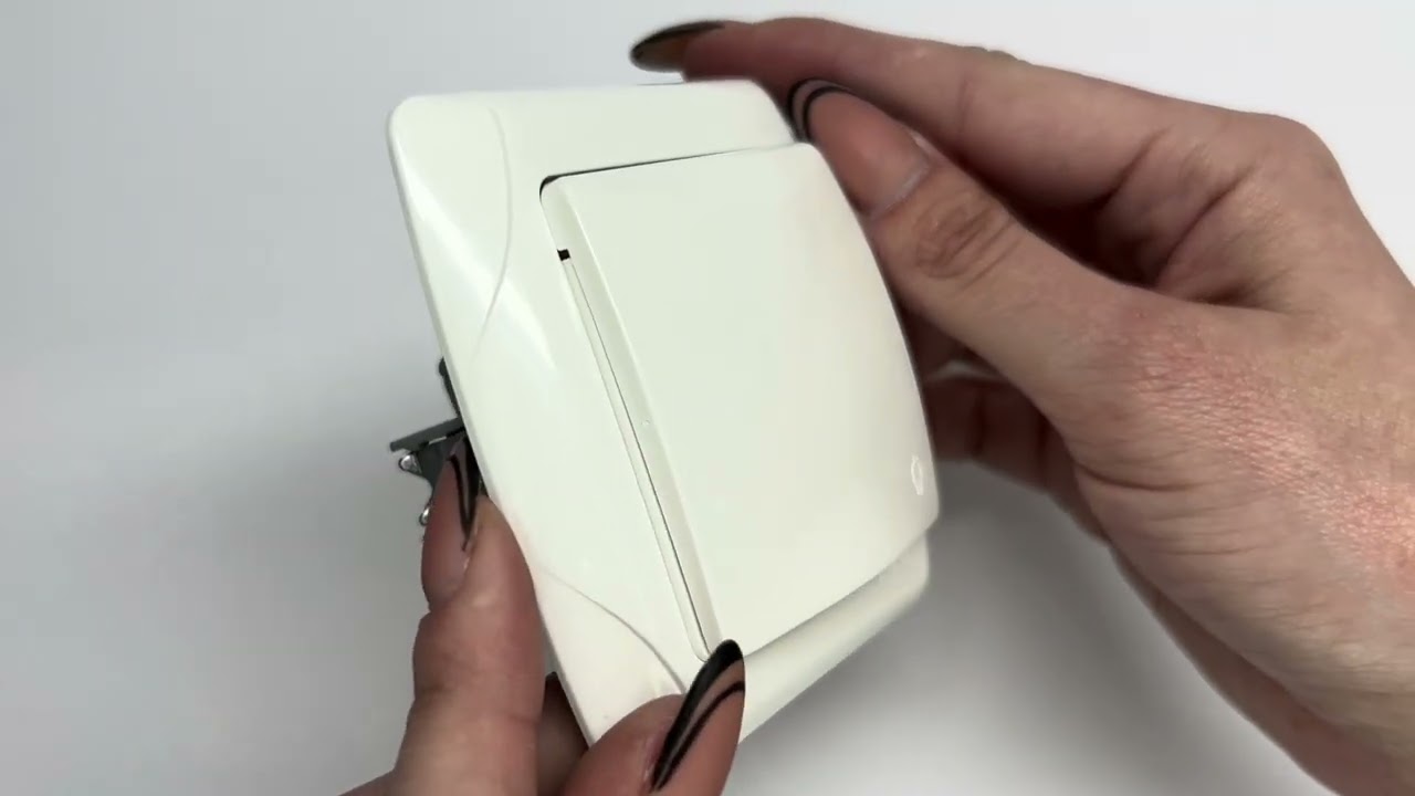 Розетка одинарна з/з та кришкою VIKO Carmen біла 90561012