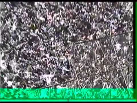 "Las avalanchas de la Garra Blanca Vieja Escuela, la hinchada de Colo Colo" Barra: Garra Blanca &bull; Club: Colo-Colo