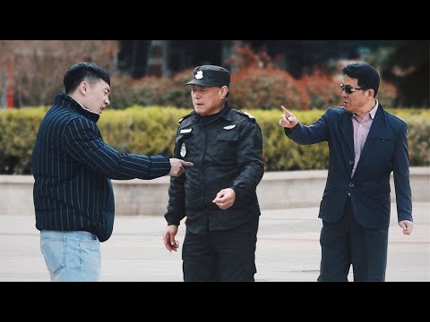 保安因勸阻亂扔煙頭遭小伙辱罵，路人：他不敢教訓你，我敢！