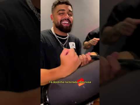 Quer de novo, quer de novo… essa novinha quer marquinha no pescoço 🤪