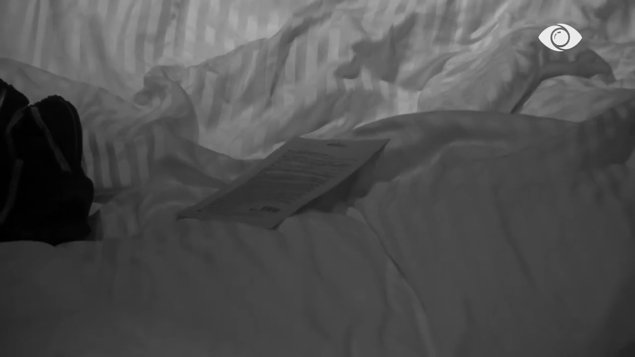 Brikena i lë diçka Mateos te krevati, çfarë është ajo?