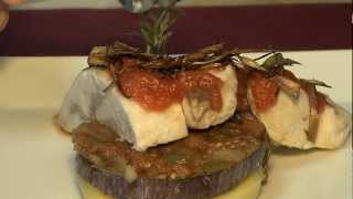 preview picture of video 'Pez espada sobre timbal de verduras del Restaurante Donde Caparrós. Receta de pez espada'