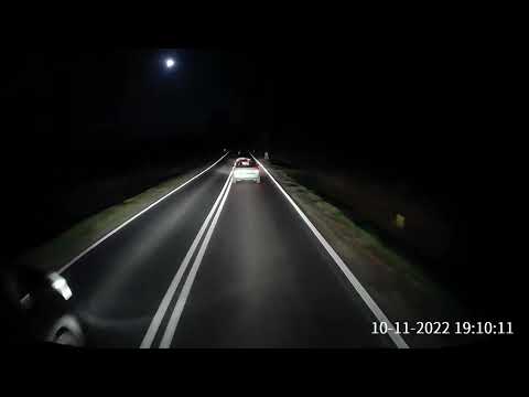 Bus wyprzedza na podwójnej ciągłej i wjeżdża przed maskę.