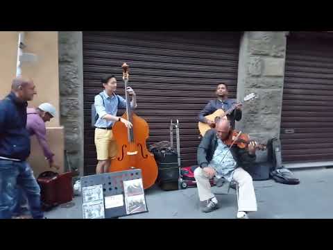 Korean tourist joins Italian street musicians for an improvised performance | Florence, Italy