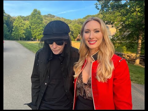 MICK MARS INVITES ME INTO HIS HOME TO SHOW ME HIS GUITAR COLLECTION