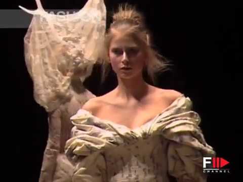Fashion Show "Alexander McQueen" Autumn Winter 2006 / 2007 Paris 3 of 4 by Fashion Channel