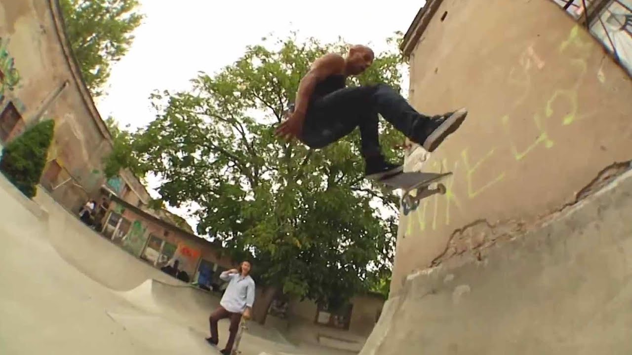 Berlin skate session on DIY features