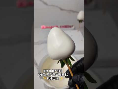 How to dip the perfect chocolate covered strawberries 🍓🍫