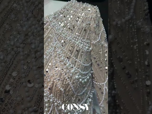 فستان سهرة ملكي بأكمام طويلة وتطريز اللؤلؤ الفاخر للمناسبات