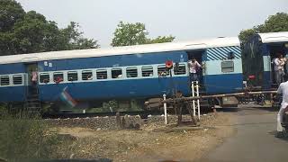 preview picture of video 'Indian passanger train'