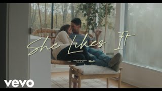 Musik-Video-Miniaturansicht zu She Likes It Songtext von Russell Dickerson & Jake Scott