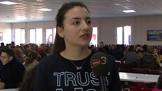 Beş günlük eğitimin bitimini pasta keserek kutladılar
