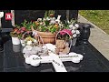 Cveće i igračke na grobu Eme Kobiljski