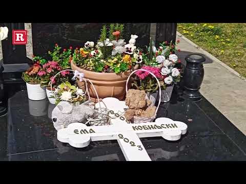 Cveće i igračke na grobu Eme Kobiljski