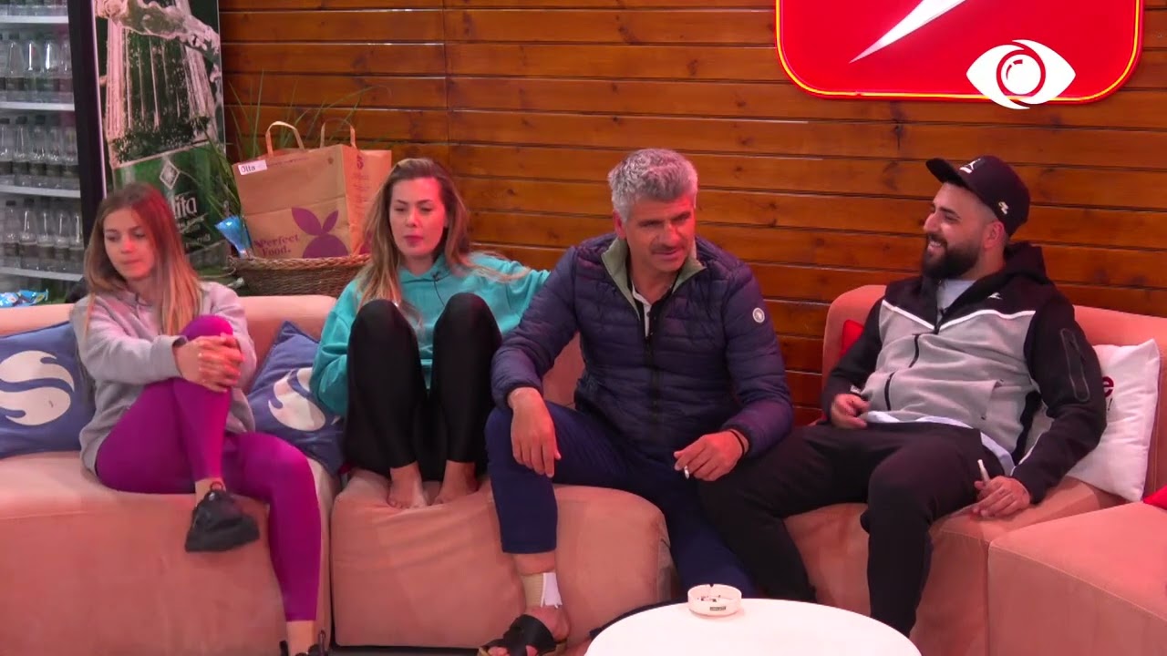 Banorët këndojnë këngë polifornike në verandë