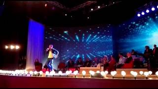 Francesco Gabbani canta "Tra le granite e le granate" al Maurizio Costanzo Show