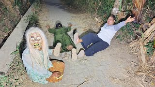Download lagu Nenek tua mengerikan !!! Prank hantu di jalan sepi || prank terbaru paling lucu mp3 Download lagu Nenek tua mengerikan !!! Prank hantu di jalan sepi || prank terbaru paling lucu mp3