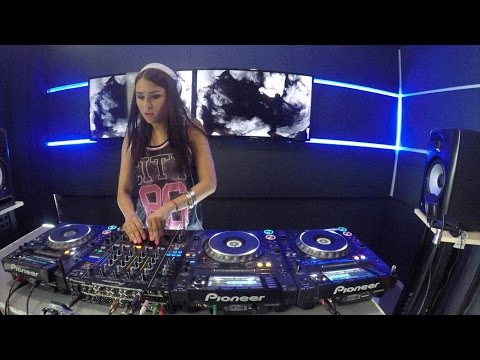 Dana Jasmine - Live at ProDjTV (3 decks same time)