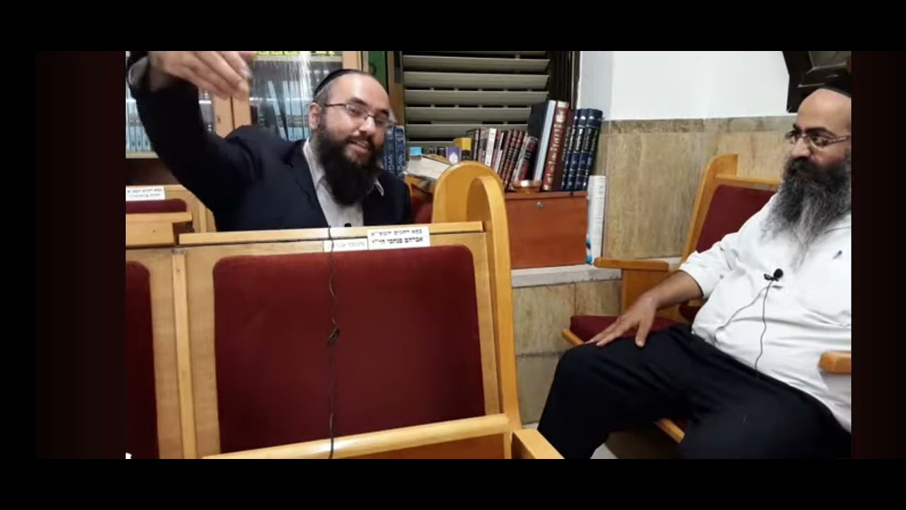 הרב נחמן מעודד יחד עם הרב שלמה בצרי בבית כנסת בית יוסף גבעתיים