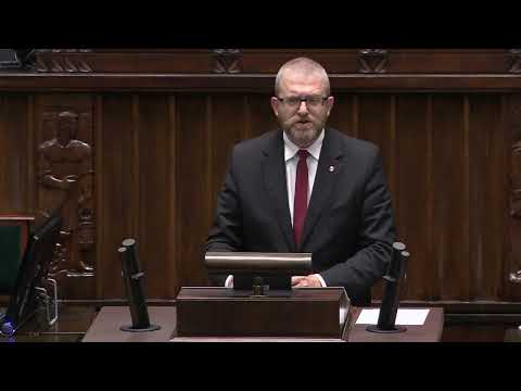 Grzegorz Braun pyta: Czy eksperyment na dzieciach jest kontynuowany?