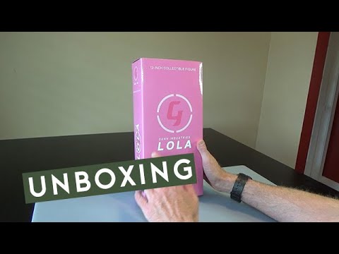 Unboxing the 1/6 scale Triad Toys Lola action figure