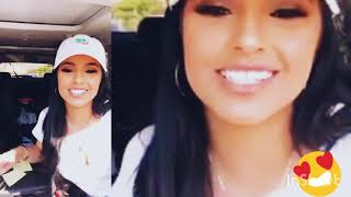 Becky G cantando oye mujer