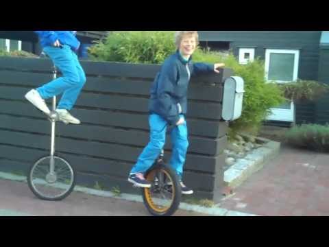 Sjiraff, enhjuling og skateboard