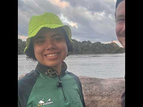 A menina da trilha na ilha comigo.