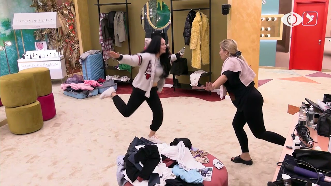 “Ta mësoni të gjithë këtë stilin”/ Sara dhe Ilnisa kërcejnë me një këmbë