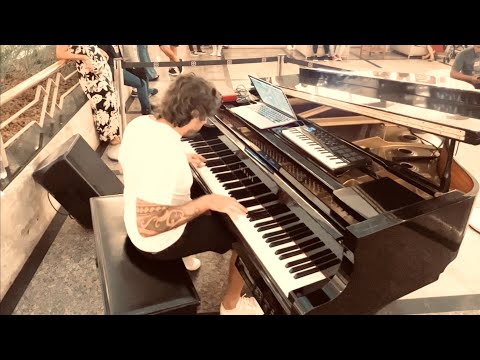 U2 With Or Without You (Piano Shopping Mall)