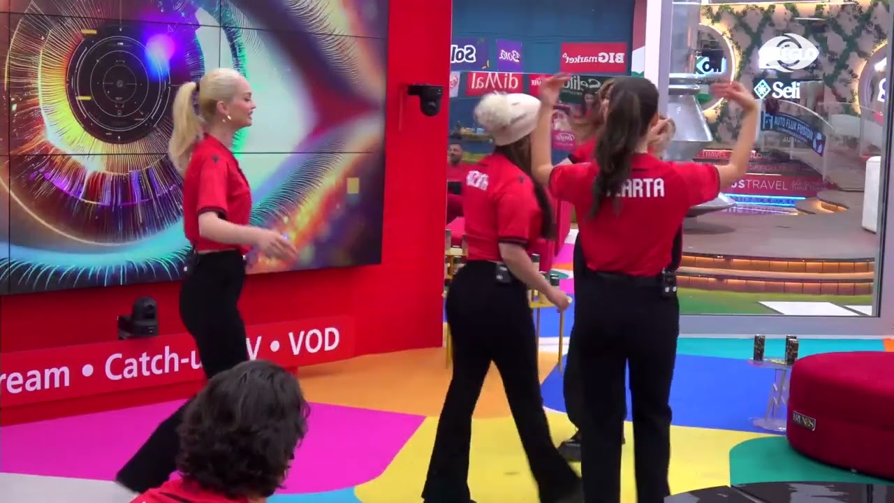 Vajzat kërcejnë së bashku të veshura me fanellat e Kombëtares