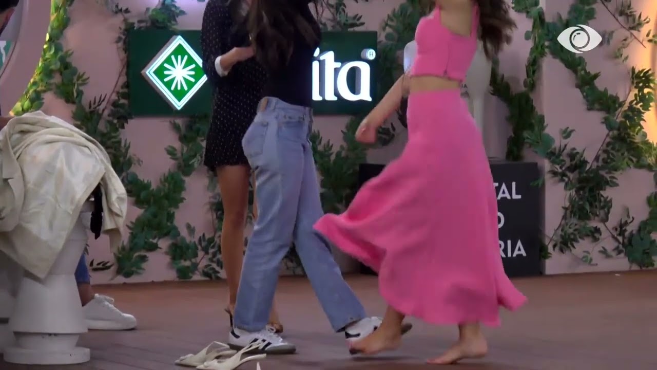 Momente të bukura në shtëpi/ Banoret ja marrin valles në oborr